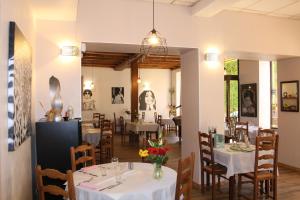מסעדה או מקום אחר לאכול בו ב-Hôtel Restaurant Le Saint Clément