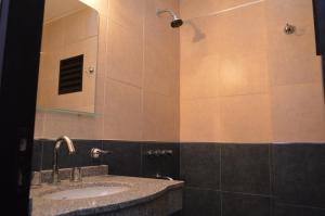 Kamar mandi di Mercer Hostal