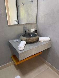 uma casa de banho com um lavatório de pedra e um espelho. em Reserva Provenzano Villas em Itatiba