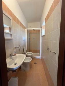 ein Bad mit einem Waschbecken und einem WC. in der Unterkunft camere Rosignoli in Assisi