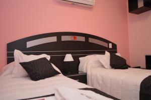Tempat tidur dalam kamar di Mercer Hostal