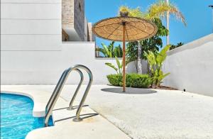 een parasol naast een zwembad bij CasaBlanca- Private Heated Pool in San Pedro del Pinatar +24 foto's