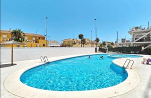 een zwembad waar twee mensen in zwemmen bij CasaBlanca- Private Heated Pool in San Pedro del Pinatar