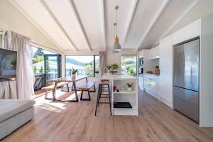 uma cozinha e sala de estar com uma mesa e uma sala de jantar em City Apartments em Nelson