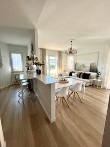 een keuken en een woonkamer met een tafel en stoelen bij Family Apartment 2 Sirmione in Sirmione