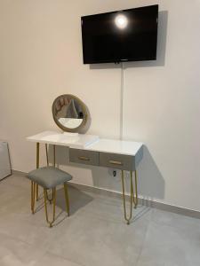 Habitación con escritorio con espejo y silla. en B&B Chiedi la Luna, en San Vito lo Capo