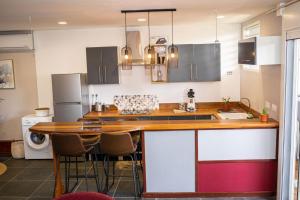 Bourda的住宿－LA RESIDENCE DU ROCHER，一间厨房,内设木制台面