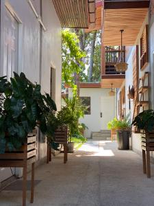 einen Innenhof mit Bänken und Pflanzen in einem Gebäude in der Unterkunft The Reef Hotel & Studios in Ko Lipe