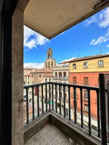 een balkon met uitzicht op de stad bij IV Apartamento junto a PLAZA MAYOR in Salamanca