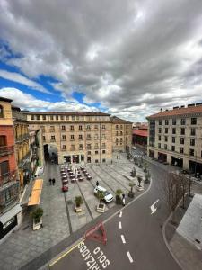 een luchtzicht op een straat in een stad bij IV Apartamento junto a PLAZA MAYOR in Salamanca