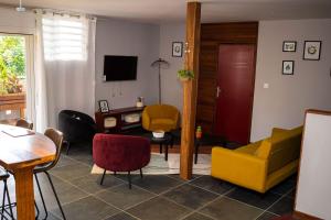 Bourda的住宿－LA RESIDENCE DU ROCHER，客厅配有沙发和桌椅