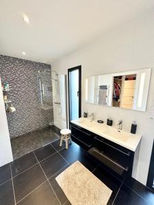 łazienka z dużą umywalką i prysznicem w obiekcie Maison d’architecte contemporaine – À 5 min des plages w mieście Ploemeur