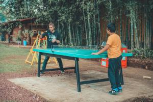 dos hombres jugando ping pong en una mesa de ping pong en Koltincalli, en Xico