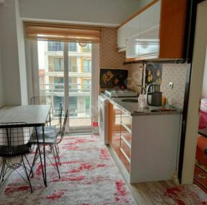 uma cozinha com uma mesa e uma sala de jantar com uma janela em zirve apart em Acıpayam