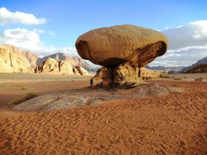 a large rock in the middle of the desert at Tareqzwy wadi rum in Wadi Rum