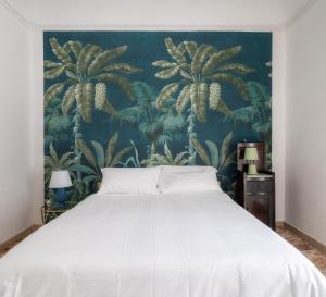 1 dormitorio con 1 cama grande y pared azul en A Calata, en Noto