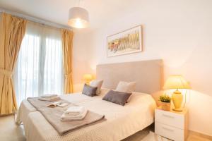 Postel nebo postele na pokoji v ubytování Fairway Apartman Mijas Golf 1 - Golondrinas