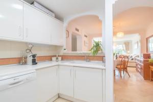 Kuchyň nebo kuchyňský kout v ubytování Fairway Apartman Mijas Golf 1 - Golondrinas