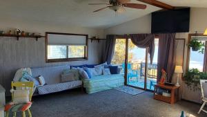 Posezení v ubytování Airport Waterfront Cottage w transportation