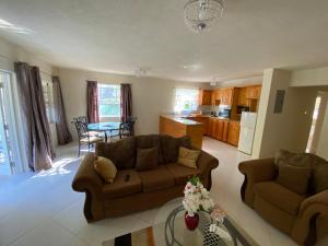 uma sala de estar com dois sofás e uma cozinha em Alleyne’s Retreat em Saint Peter