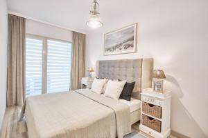 Posteľ alebo postele v izbe v ubytovaní Apartament Riviera z tarasem - Playa Baltis
