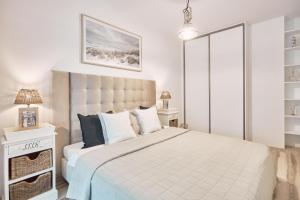 Posteľ alebo postele v izbe v ubytovaní Apartament Riviera z tarasem - Playa Baltis