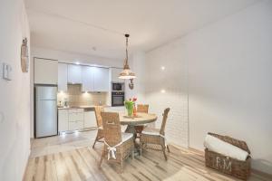 Kuchyňa alebo kuchynka v ubytovaní Apartament Riviera z tarasem - Playa Baltis