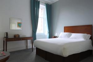 Postel nebo postele na pokoji v ubytování Bayswell Park Hotel