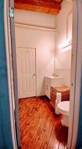 La salle de bains est pourvue de toilettes blanches et d'une porte. dans l'établissement Detroit Riverwalk Loft, à Detroit