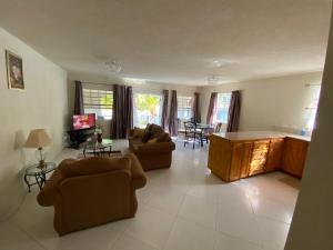 uma sala de estar com dois sofás e uma mesa em Alleyne’s Retreat em Saint Peter
