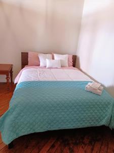 um quarto com uma cama com um cobertor azul em Detroit Riverwalk Loft em Detroit