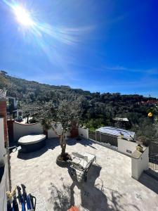 patio z drzewem na dachu domu w obiekcie Villa il Cacciatore w Sorrento