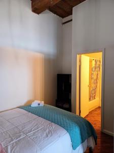 - une chambre avec un lit et une porte jaune dans l'établissement Detroit Riverwalk Loft, à Detroit
