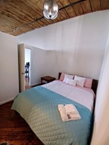 um quarto com uma cama com toalhas em Detroit Riverwalk Loft em Detroit
