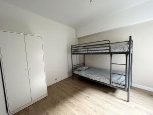 a bedroom with two bunk beds and a closet at tirou 3 centre Brussels-charleroi-airport in Charleroi