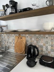 a black tea kettle sitting on a kitchen counter at Fatolitis Studios in Masouri