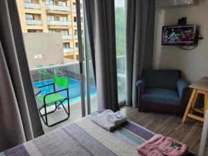1 dormitorio con cama y vistas a un balcón en departamento salta argentina en Salta