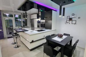 uma cozinha com uma ilha com uma mesa e cadeiras em MeLux Airport House 