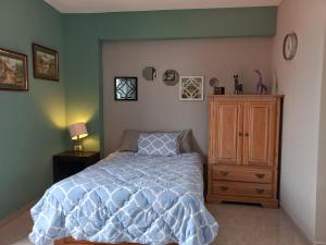 um quarto com uma cama e uma cómoda em madeira em Tu depa en Los Mochis em Los Mochis