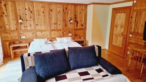 A bed or beds in a room at Gasthof Dorfschenke