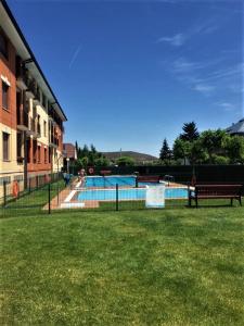 Bazén v ubytování VILLA CARMEN coqueto apartamento con piscina y garaje by Apartamentos Logrono nebo v jeho okolí