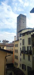 Un edificio alto con una torre sopra. di RUBY HOME Città Alta a Bergamo
