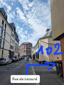 ルーアンにあるLe Rive Gauche by Beds76, Grand Parkingの青い文字が描かれた建物と空のある街道