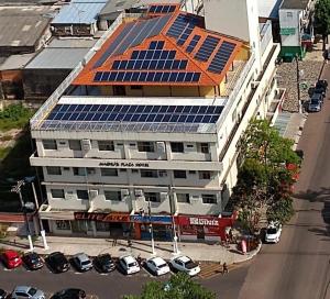 una vista aérea de un edificio con paneles solares en su techo en Magnus Plaza Hotel en Macapá