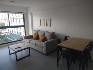 a living room with a couch and a table at Departamento equipado en mejor zona del centro de Salta in Salta