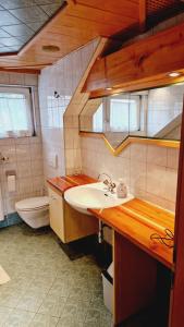A bathroom at Gasthof Dorfschenke