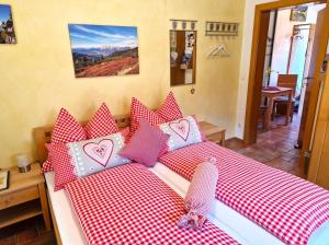 a bedroom with two beds with red and white pillows at Appartement BERGTRÄUME in Haus im Ennstal