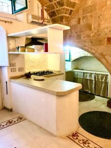 eine Küche mit einer Arbeitsplatte in einem Zimmer in der Unterkunft VaGiu' Dimora Storica in Tricase