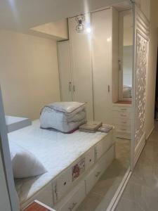 1 dormitorio con 1 cama grande y espejo grande en One bedroom apartment at marina city portghalib, en Port Ghalib