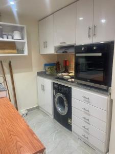 cocina con lavadora y microondas en One bedroom apartment at marina city portghalib, en Port Ghalib